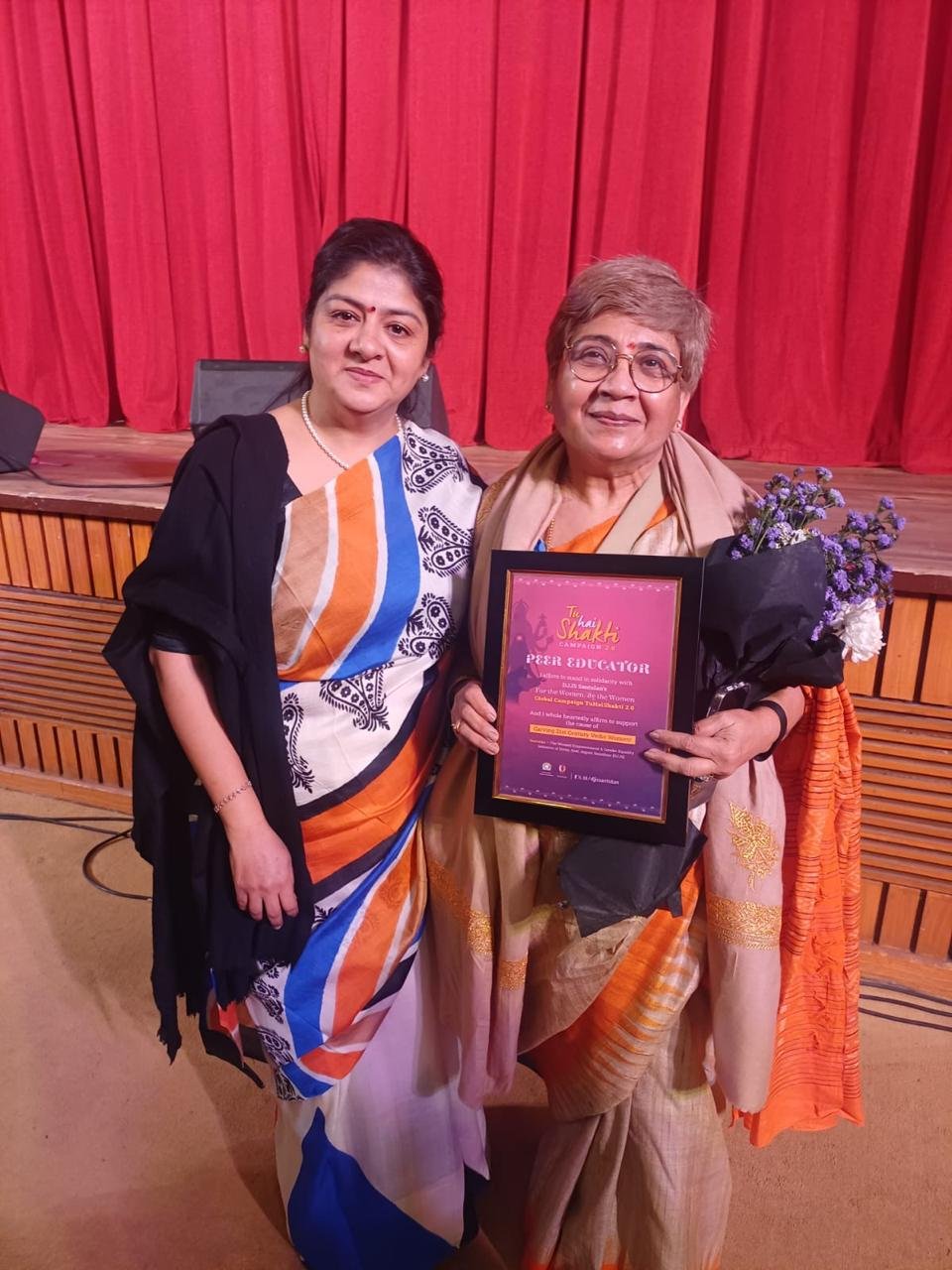 Prof. Dr. Seema Mehra Parihar receiving Peer Educator Award